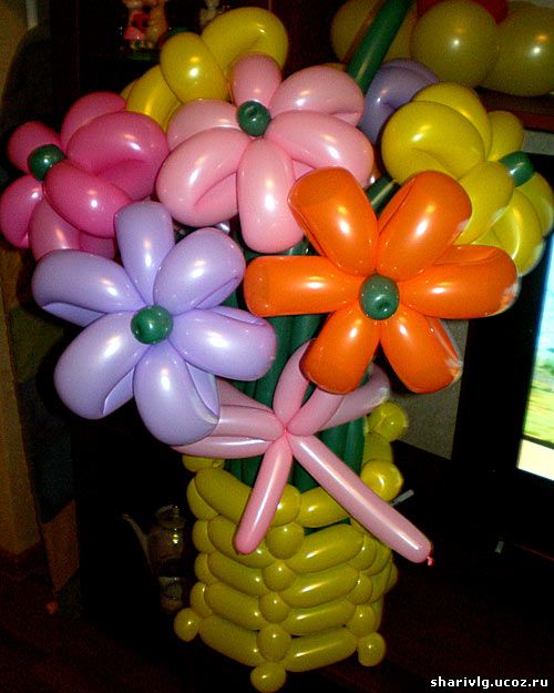 Корзина с разноцветными цветами из воздушных шаров