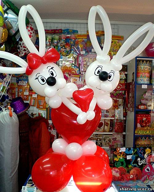 Фигура из воздушных шаров - Зайцы на сердечке