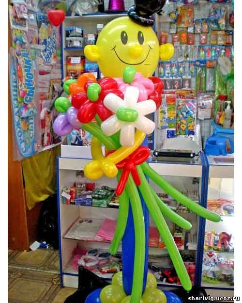 Мужчина с цветами из воздушных шаров